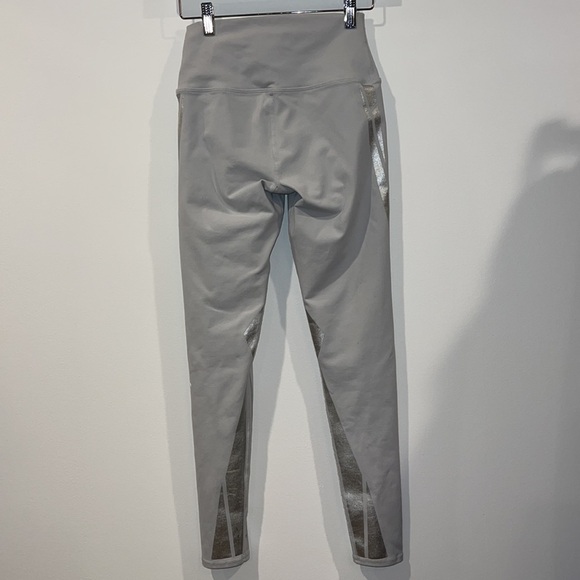 ALO YOGA light gray with silver detail leggings size small - Picture 6 of 6